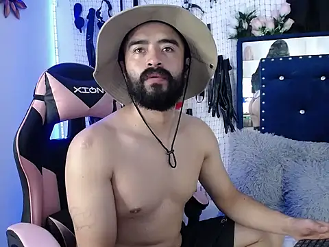 Snapshot of Aron_and_Queen_Annie chatting on 11/15/25, 01:31 Aron and Queen Annie online show from 11/15/25, 01:31