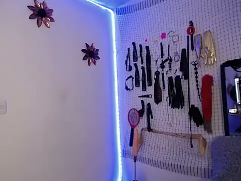 Snapshot of Aron_and_Queen_Annie chatting on 12/05/25, 09:01 Aron and Queen Annie online show from 12/05/25, 09:01