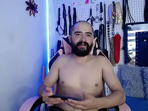 Snapshot of Aron_and_Queen_Annie chatting on 12/20/25, 01:41 Aron and Queen Annie online show from 12/20/25, 01:41