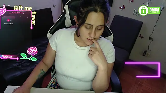 Snapshot of MelRaiise chatting on 10/26/25, 11:27 MelRaiise online show from 10/26/25, 11:27