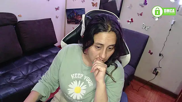 Snapshot of MelRaiise chatting on 10/24/25, 10:53 MelRaiise online show from 10/24/25, 10:53