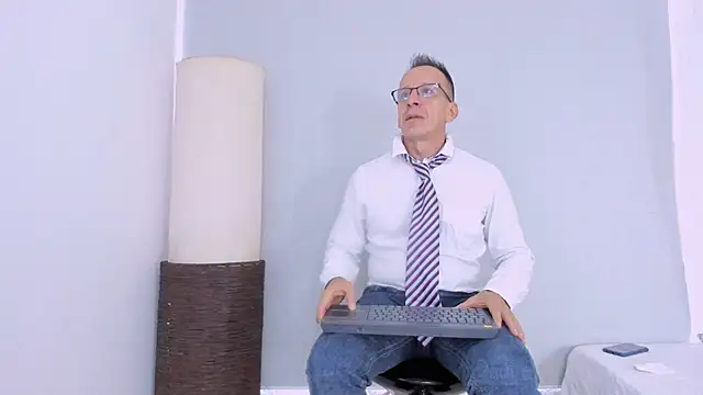 Snapshot of _axelking_ chatting on 11/19/25, 11:43 axelking online show from 11/19/25, 11:43