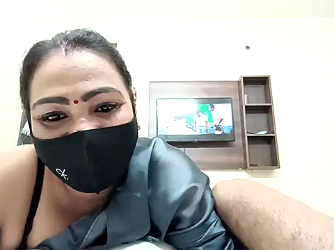 horny milf couple online show from 10/31/25, 06:15