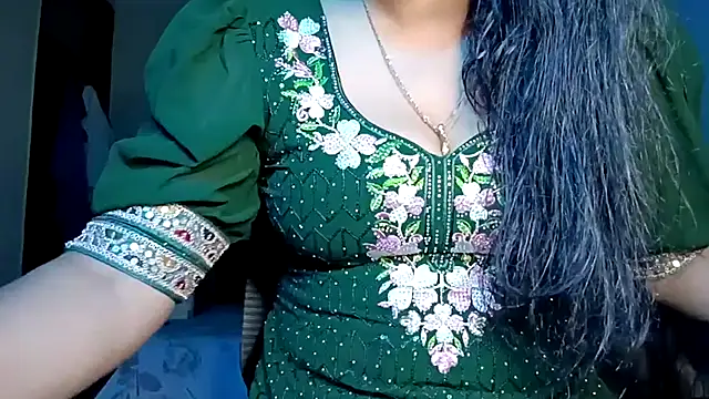 horny milf couple online show from 05/13/26, 06:04