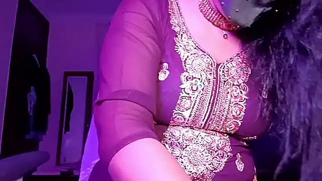 horny milf couple online show from 05/07/26, 07:17