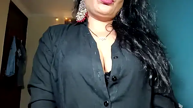 horny milf couple online show from 04/14/26, 08:36