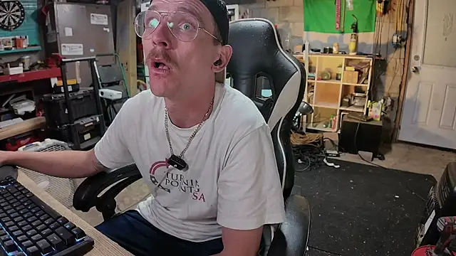 AverageMaleJay online show from 05/18/26, 12:44