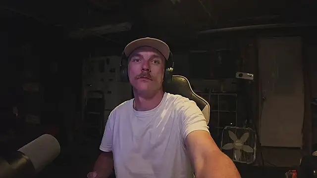 AverageMaleJay online show from 05/17/26, 01:49
