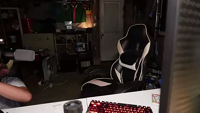 AverageMaleJay online show from 10/05/25, 02:35