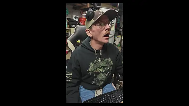 AverageMaleJay online show from 11/07/25, 03:55