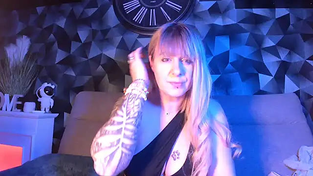 Delichieuse5 online show from 02/17/25, 08:49