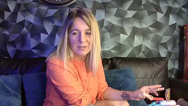 Delichieuse5 online show from 11/30/25, 08:42