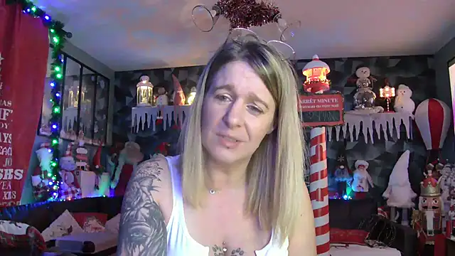 Delichieuse5 online show from 12/18/25, 08:45