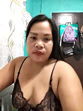 Snapshot of shyhotpinay_32 chatting on 12/16/25, 04:11 shyhotpinay 32 online show from 12/16/25, 04:11