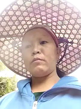 Snapshot of sumaybae chatting on 11/17/25, 02:04 sumaybae online show from 11/17/25, 02:04