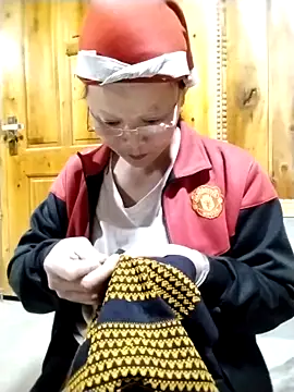 Snapshot of sumaybae chatting on 10/17/25, 01:24 sumaybae online show from 10/17/25, 01:24