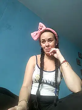 Stefaniyaxq online show from 10/31/25, 09:39