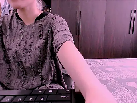 Snapshot of ravy_kim chatting on 10/11/25, 02:12 ravy kim online show from 10/11/25, 02:12