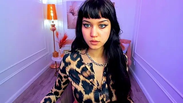 TiffanyYounge online show from 04/07/26, 12:18