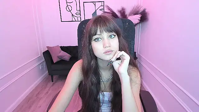 TiffanyYounge online show from 11/09/25, 04:16