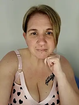 Snapshot of LaceyWestxx chatting on 10/14/25, 05:35 LaceyWestxx online show from 10/14/25, 05:35