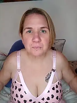 Snapshot of LaceyWestxx chatting on 12/17/25, 06:24 LaceyWestxx online show from 12/17/25, 06:24