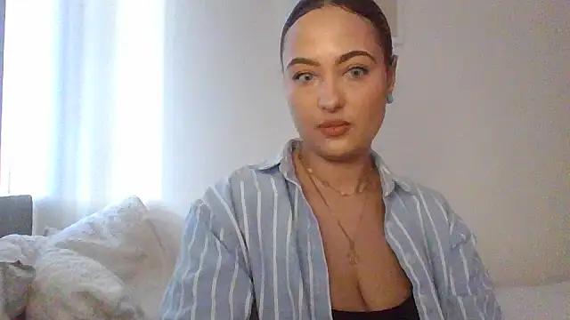 Snapshot of DommeMariaLopez95 chatting on 12/16/25, 02:32 DommeMariaLopez95 online show from 12/16/25, 02:32