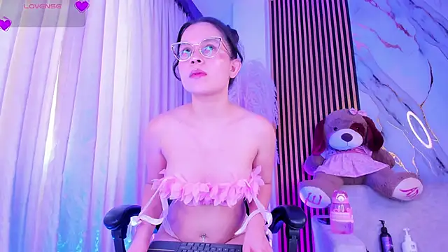 alejagarcia  online show from 04/17/26, 08:33