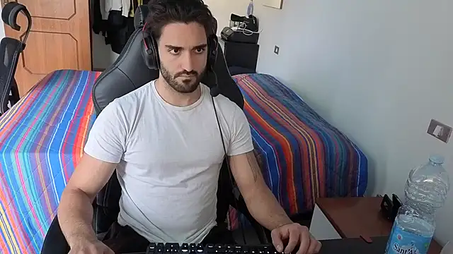 Al3xox02 online show from 04/15/26, 01:37