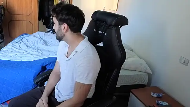 Al3xox02 online show from 04/04/26, 12:34