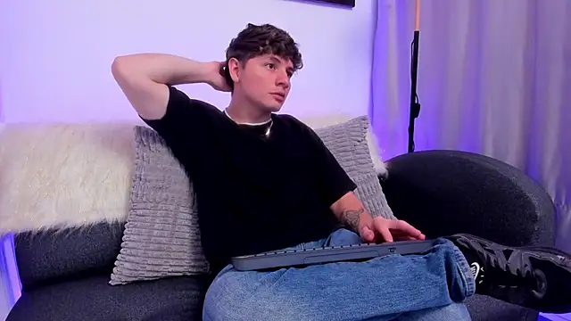 Leoo Miller online show from 12/03/25, 04:02