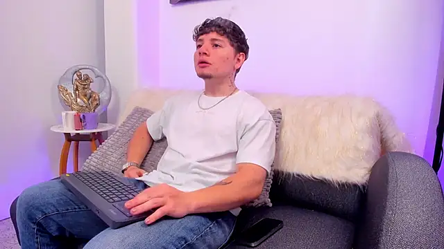 Leoo Miller online show from 11/30/25, 04:24