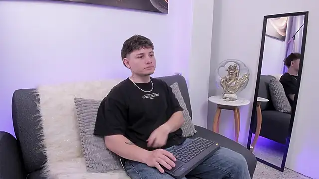 Leoo Miller online show from 12/20/25, 04:26