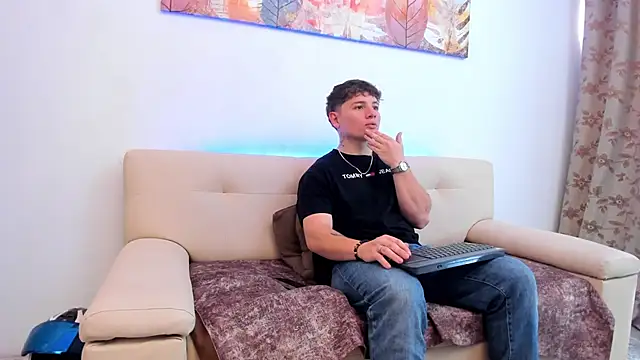 Snapshot of Leoo_Miller chatting on 10/07/25, 08:43 Leoo Miller online show from 10/07/25, 08:43