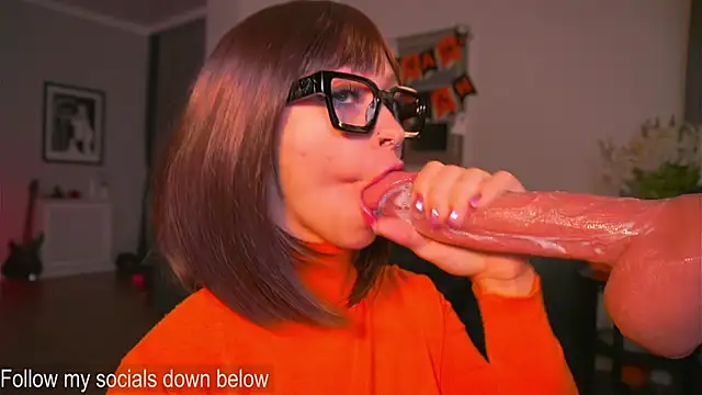 karolineneuer  online show from 10/30/25, 12:20