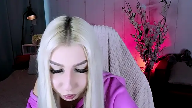 Snapshot of EvelynnLuxe chatting on 10/17/25, 01:57 EvelynnLuxe online show from 10/17/25, 01:57