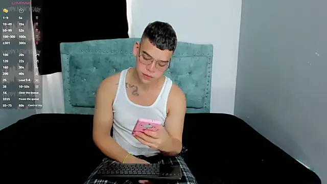 Snapshot of alex_boyy chatting on 10/11/25, 02:40 alex boyy online show from 10/11/25, 02:40