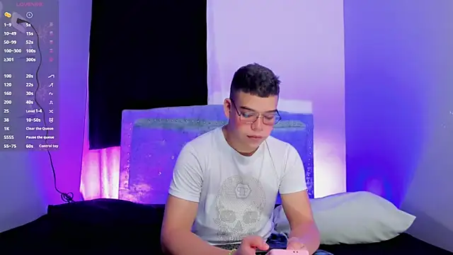 Snapshot of alex_boyy chatting on 10/14/25, 08:48 alex boyy online show from 10/14/25, 08:48