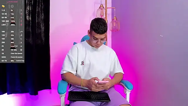 Snapshot of alex_boyy chatting on 10/16/25, 12:46 alex boyy online show from 10/16/25, 12:46