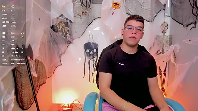 Snapshot of alex_boyy chatting on 10/28/25, 07:02 alex boyy online show from 10/28/25, 07:02