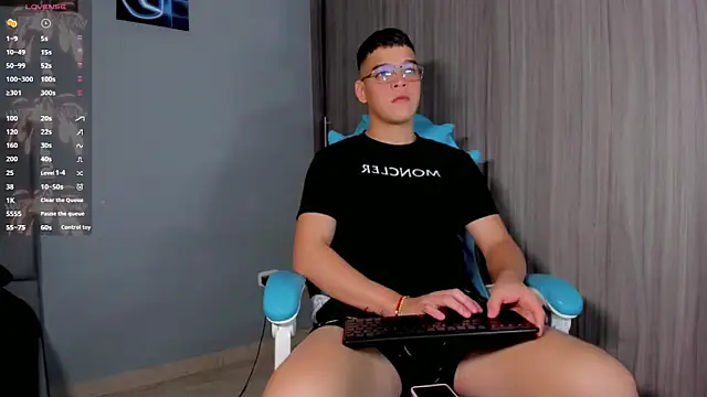 Snapshot of alex_boyy chatting on 10/10/25, 04:46 alex boyy online show from 10/10/25, 04:46