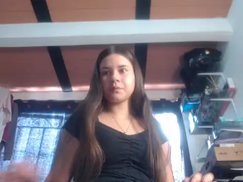 Snapshot of Saraa_loove chatting on 10/17/25, 12:40 Saraa loove online show from 10/17/25, 12:40