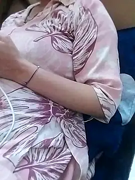 Snapshot of Priyanka_17 chatting on 10/30/25, 04:48 Priyanka 17 online show from 10/30/25, 04:48