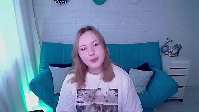 Snapshot of AuroraMour chatting on 10/07/25, 11:00 AuroraMour online show from 10/07/25, 11:00