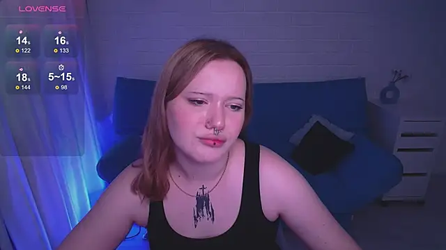 Snapshot of AuroraMour chatting on 10/18/25, 01:02 AuroraMour online show from 10/18/25, 01:02