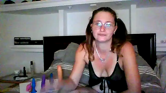 Snapshot of xcrazzycat chatting on 10/13/25, 08:32 xcrazzycat online show from 10/13/25, 08:32