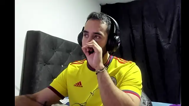 Snapshot of coolfriki chatting on 02/10/26, 04:33 coolfriki online show from 02/10/26, 04:33