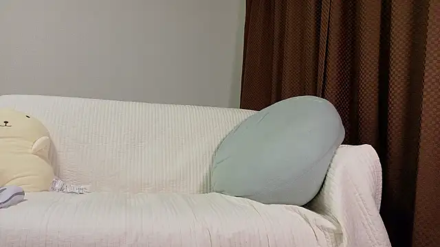 Snapshot of mio_k1 chatting on 11/18/25, 01:36 mio k1 online show from 11/18/25, 01:36