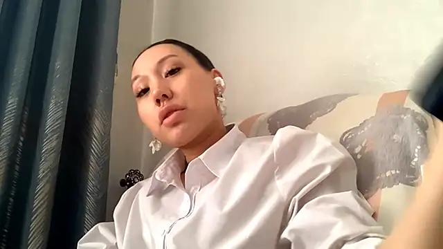 Snapshot of DelphineLanzeta chatting on 10/17/25, 07:55 DelphineLanzeta online show from 10/17/25, 07:55