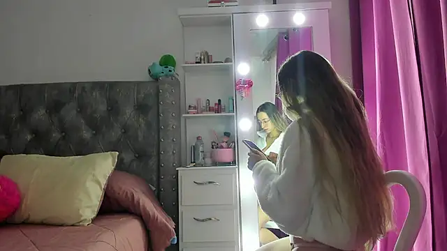 Snapshot of Sophia_rouse chatting on 10/15/25, 12:02 Sophia rouse online show from 10/15/25, 12:02